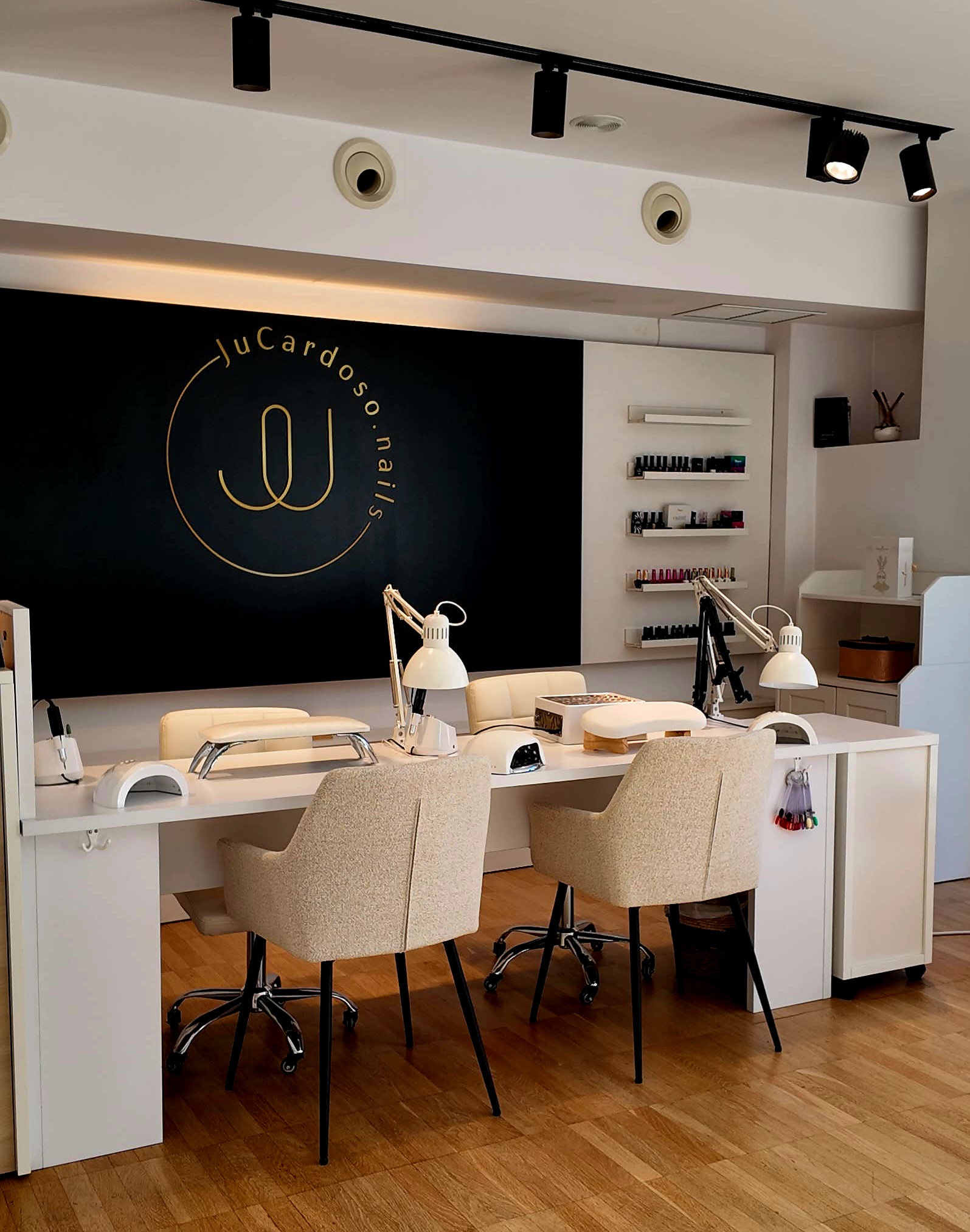 Traspàs centre de manicura i estètica en ple funcionament.