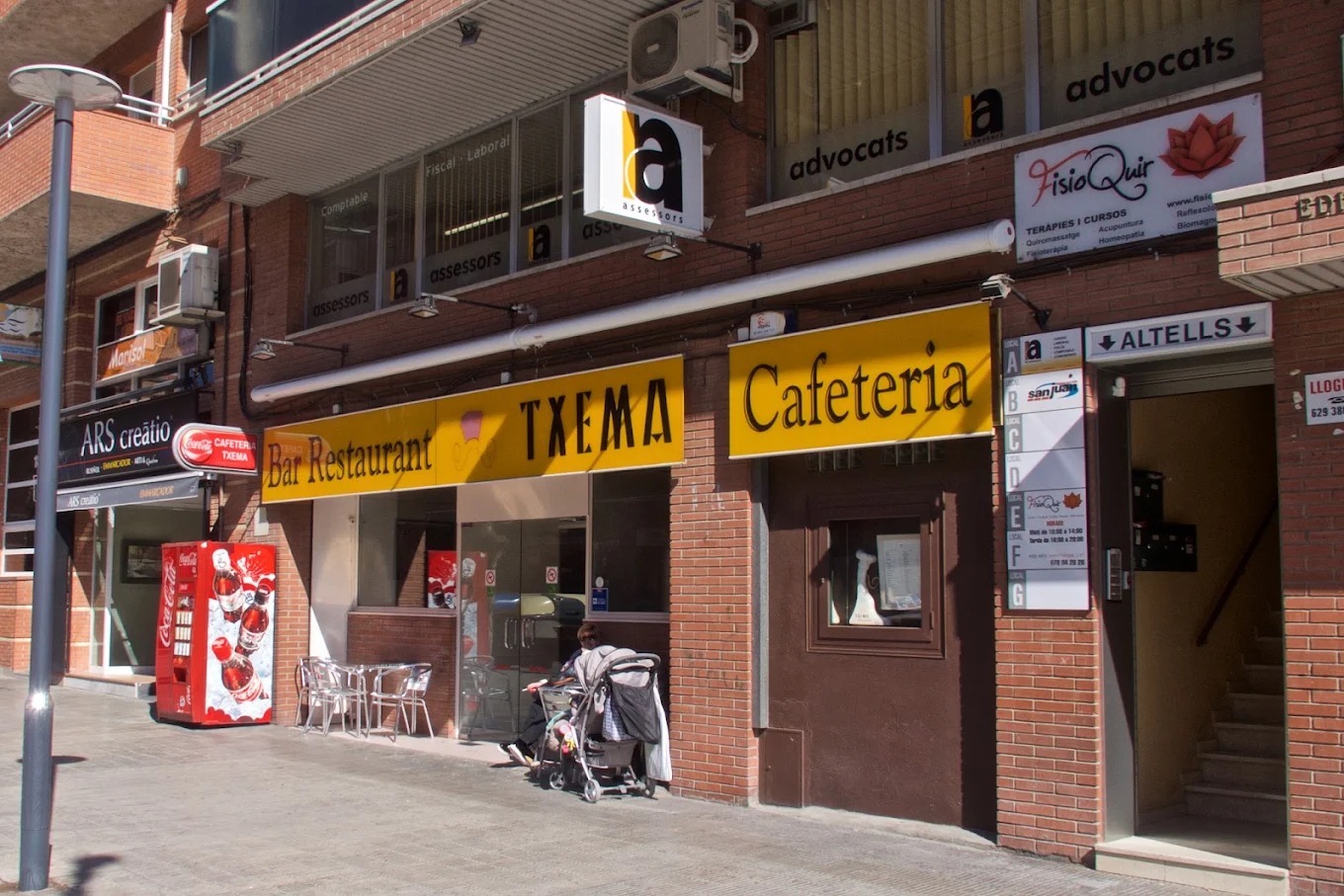 Traspàs de bar-restaurant totalment equipat i llest per treballar